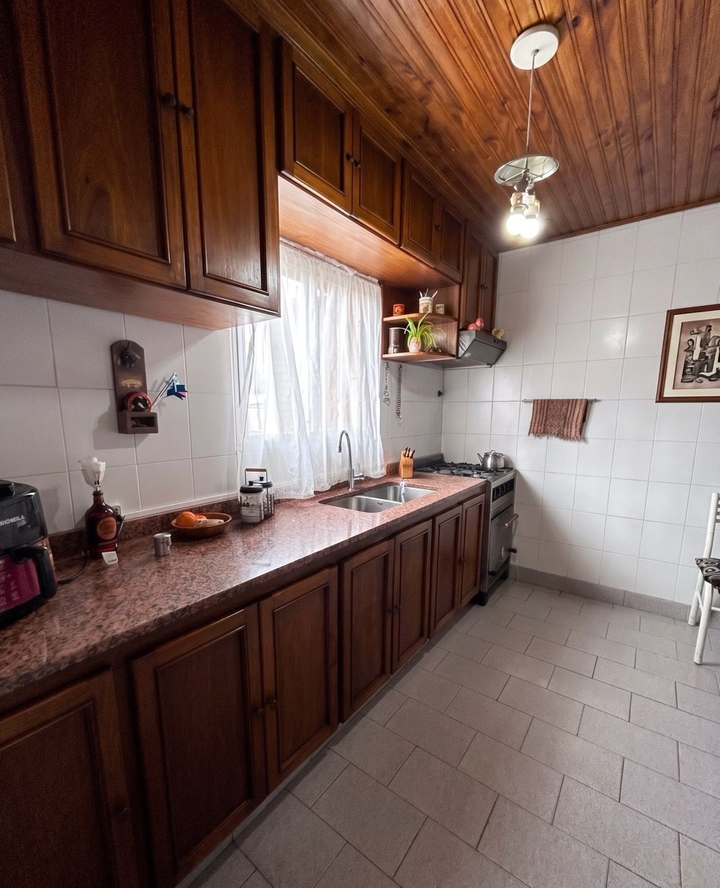 Cocina de madera con mesada de granito