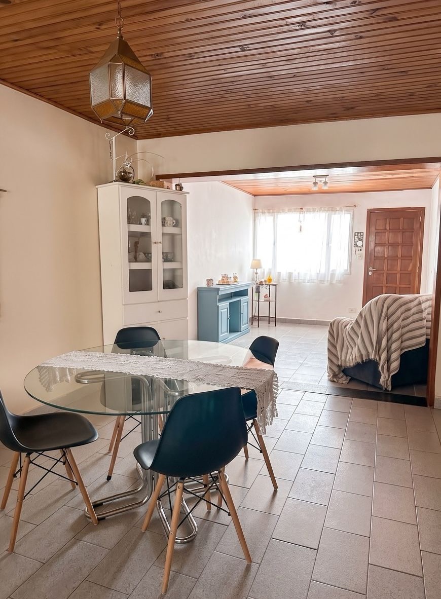 Mesa de comedor y estar con ventana