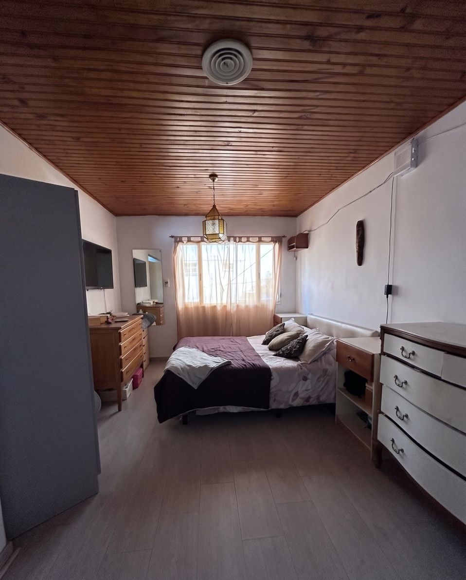 Dormitorio con cama y ventana