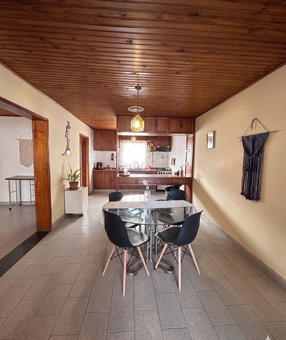 Comedor con la cocina al fondo
