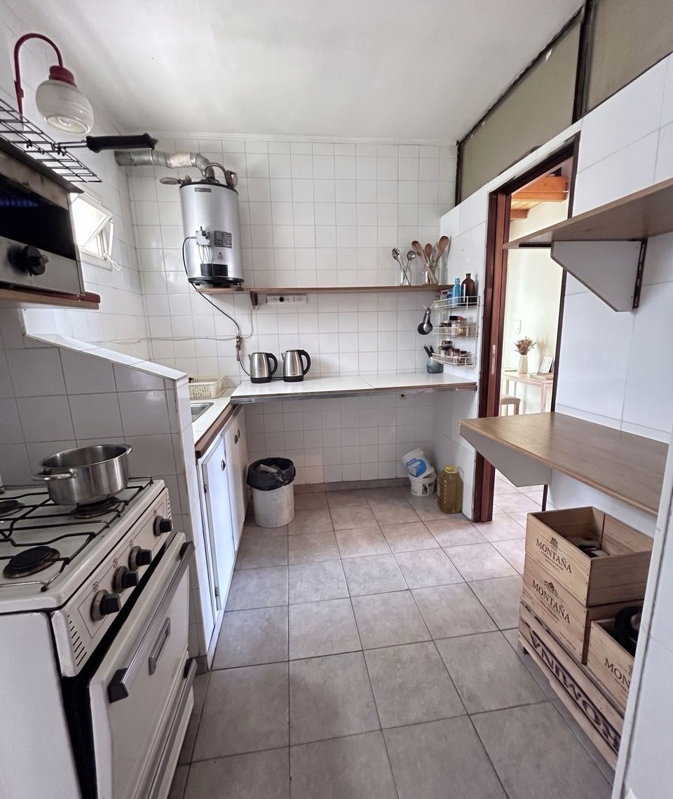 Cocina del local con termotanque y mesada