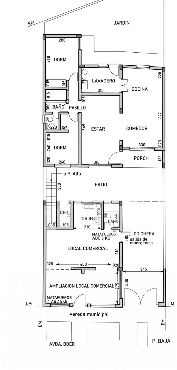 Plano de planta baja: local comercial y ampliación al frente, patio con escalera a planta alta, vivienda con estar, comedor, cocina, lavadero, baño y dos dormitorios, jardín al fondo